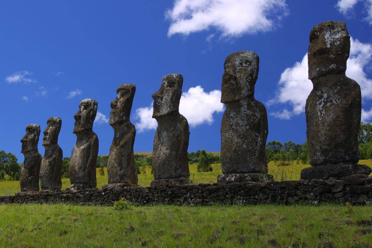 Каменные статуи острова пасхи страна. Каменные истуканы острова Пасхи. Каменные статуи острова Пасхи. Идолы острова Пасхи. Статуи Моаи.